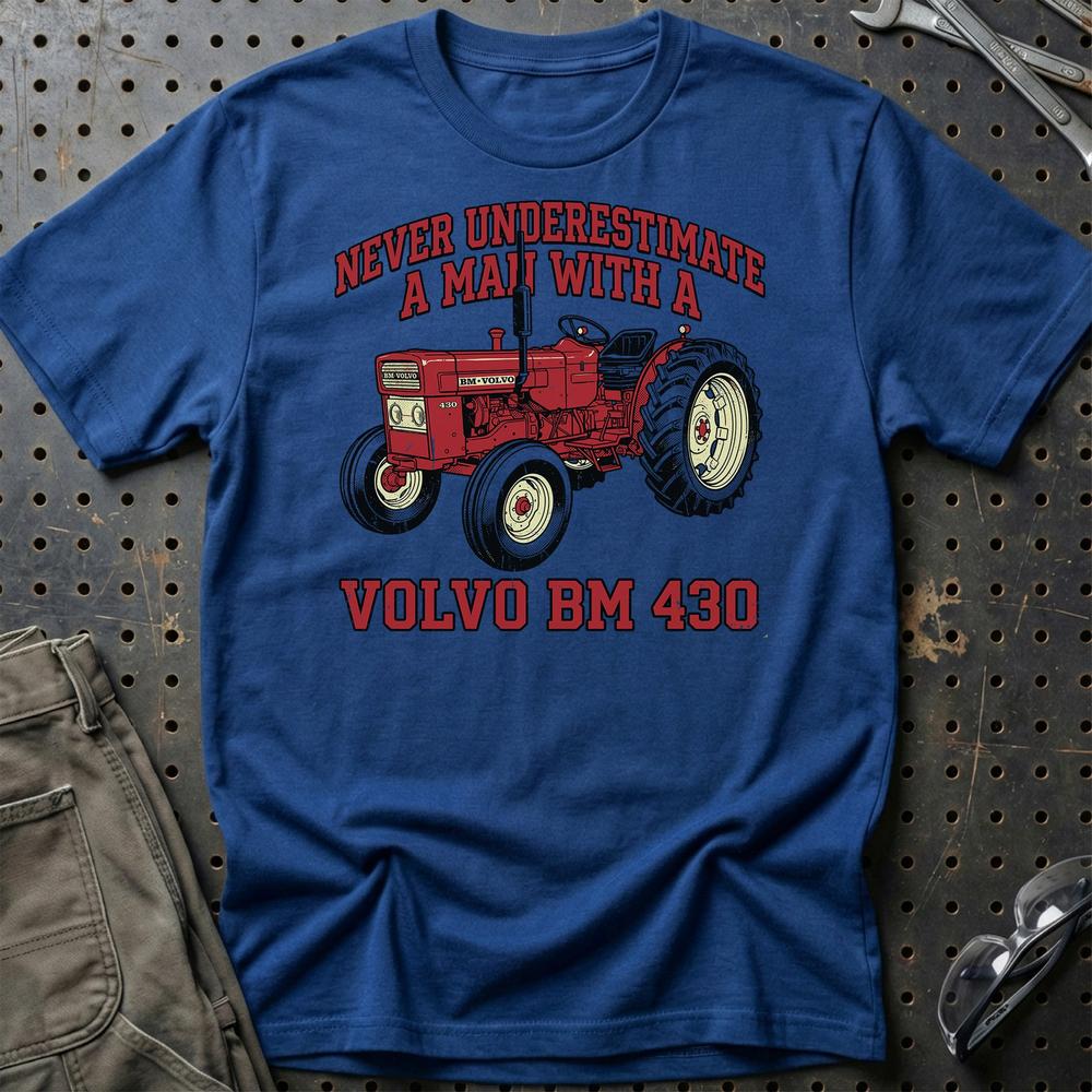 Volvo BM 430 Never Underestimate A Man With T-Shirt-Beklædning-Volvo BM-Blå Royal-S-Garage Culture Shop- garage - man cave - merchandise