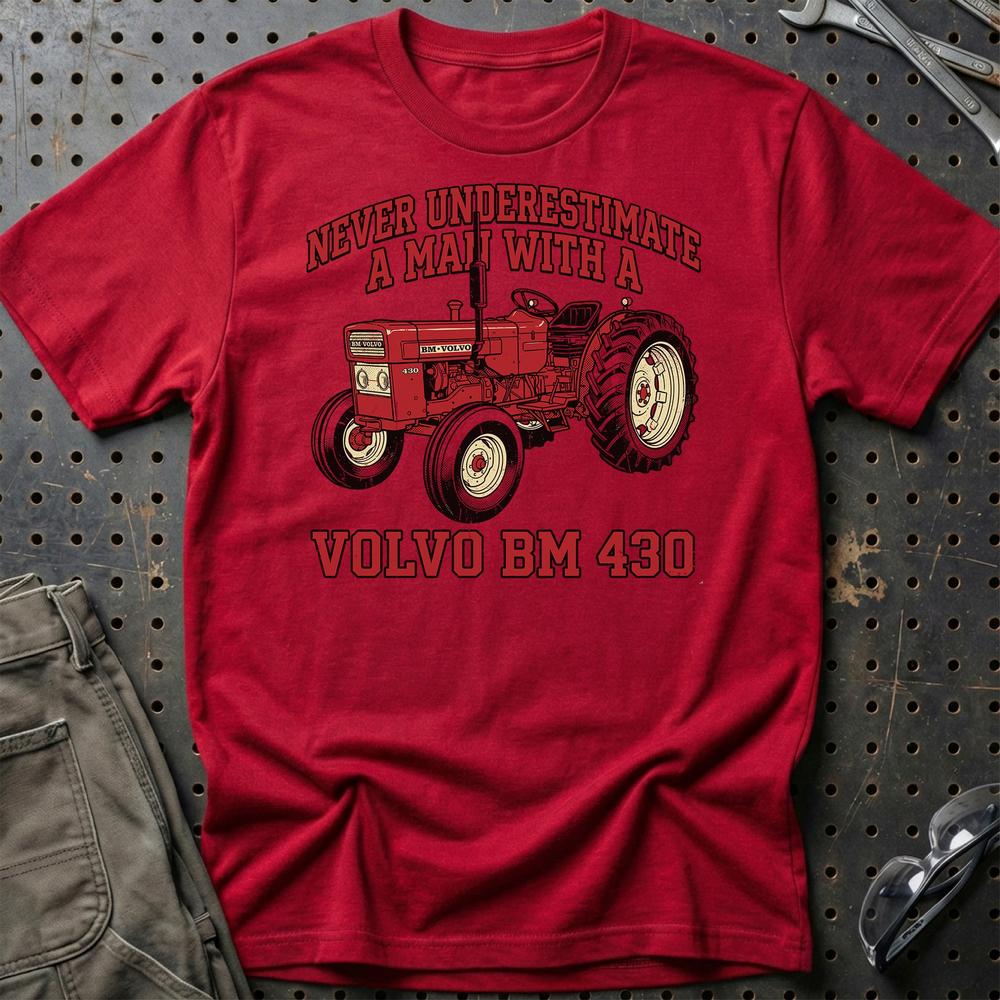 Volvo BM 430 Never Underestimate A Man With T-Shirt-Beklædning-Volvo BM-Rød-S-Garage Culture Shop- garage - man cave - merchandise