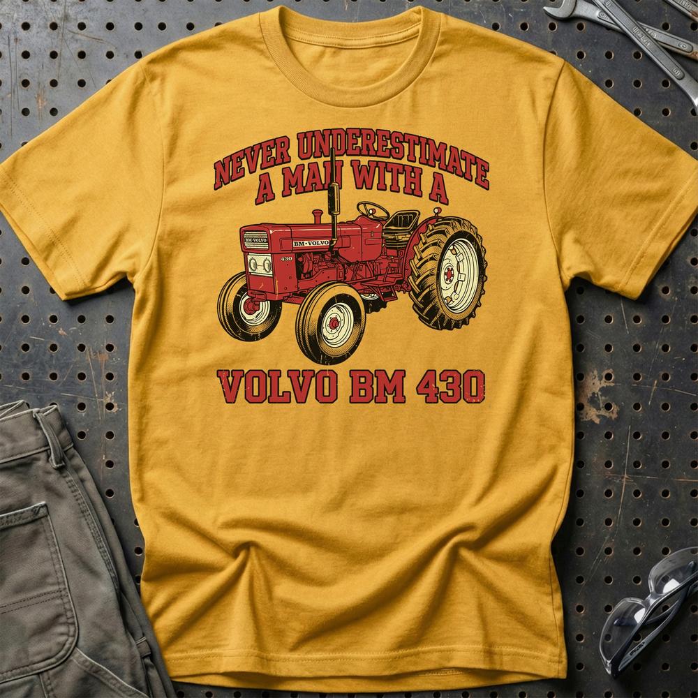 Volvo BM 430 Never Underestimate A Man With T-Shirt-Beklædning-Volvo BM-Guld-S-Garage Culture Shop- garage - man cave - merchandise