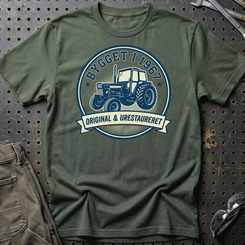 Volvo BM 800 1967 T-Shirt - Original & Urestaureret T-Shirt-Beklædning-Volvo BM-Grøn Militær-S-Garage Culture Shop- garage - man cave - merchandise