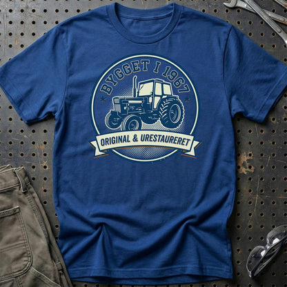 Volvo BM 800 1967 T-Shirt – Original & Urestaureret - Unisex T-Shirt-Beklædning-Volvo BM-Blå Royal-S-Garage Culture Shop- garage - man cave - merchandise