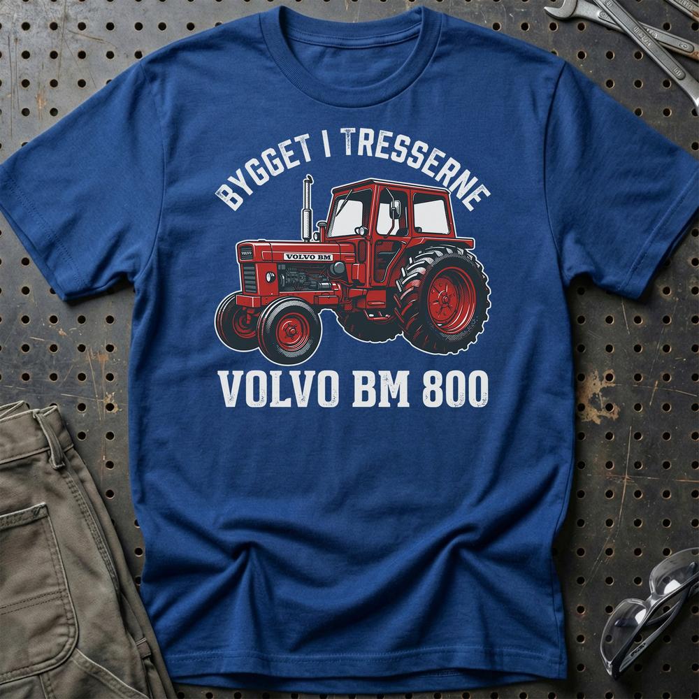 Volvo BM 800 - Bygget i Tresserne T-Shirt-Beklædning-Volvo BM-Blå Royal-S-Garage Culture Shop- garage - man cave - merchandise