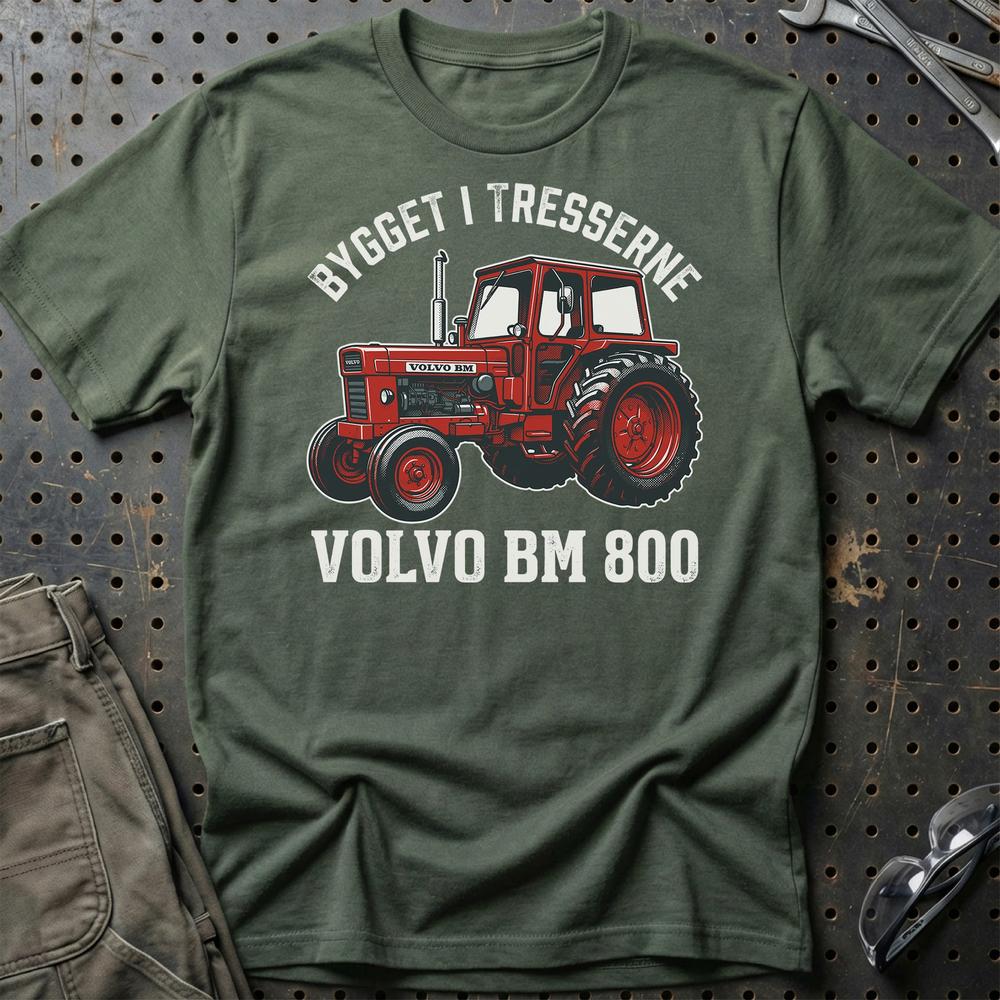 Volvo BM 800 - Bygget i Tresserne T-Shirt-Beklædning-Volvo BM-Grøn Militær-S-Garage Culture Shop- garage - man cave - merchandise