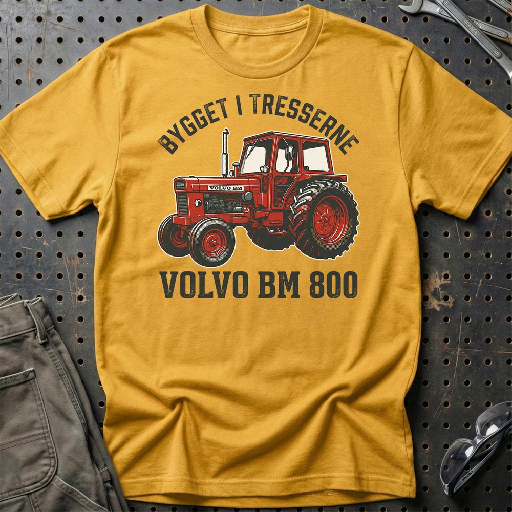 Volvo BM 800 - Bygget i Tresserne T-Shirt-Beklædning-Volvo BM-Guld-S-Garage Culture Shop- garage - man cave - merchandise