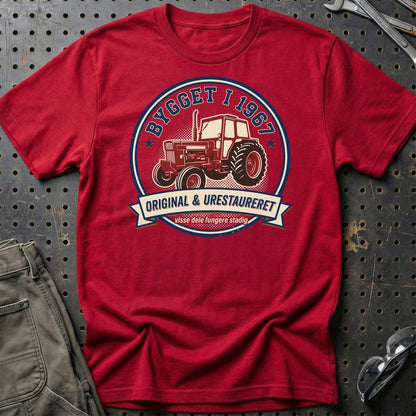 Volvo BM 800 – Visse Dele Fungerer Stadig - Unisex T-Shirt-Beklædning-Volvo BM-Rød-S-Garage Culture Shop- garage - man cave - merchandise