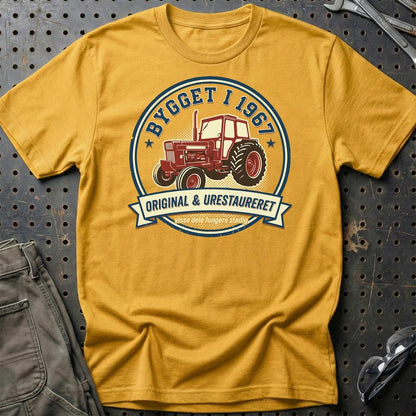 Volvo BM 800 – Visse Dele Fungerer Stadig - Unisex T-Shirt-Beklædning-Volvo BM-Guld-S-Garage Culture Shop- garage - man cave - merchandise
