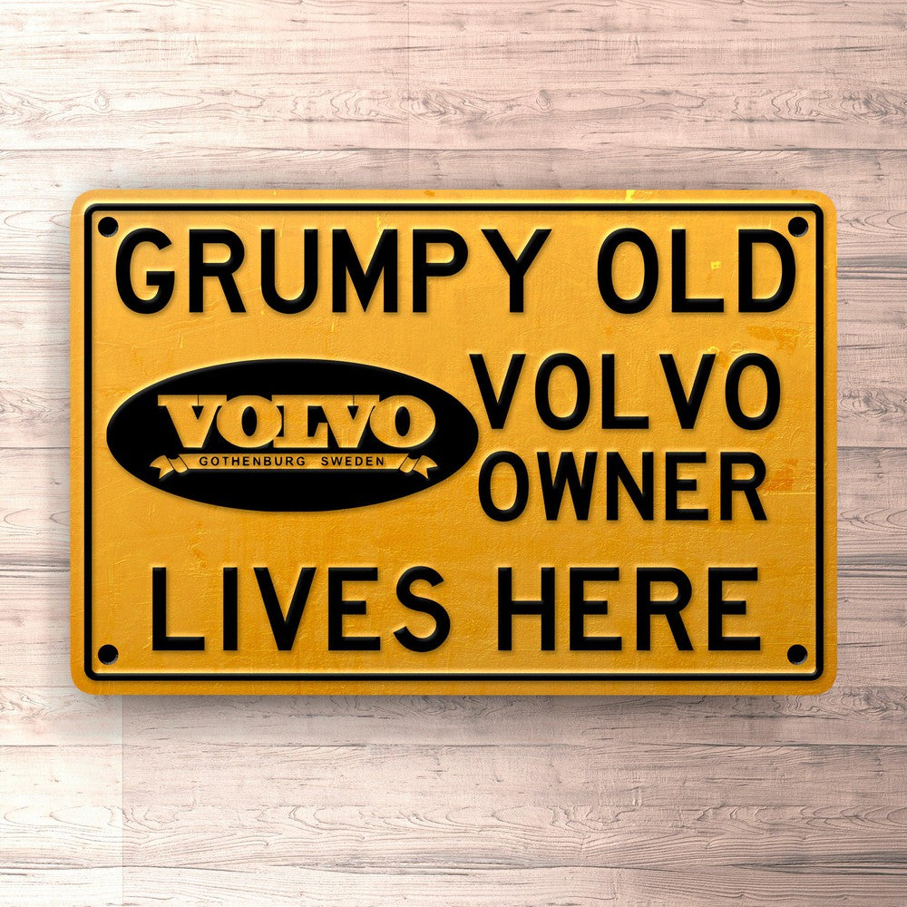 Volvo Grumpy Old Volvo (1927 Logo) Owner Lives Here Skilte, Musemåtte, Dørmåtte , Plakat-Skilte-Volvo-Garage Culture Shop- garage - man cave - merchandise