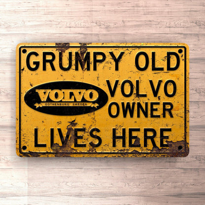Volvo Grumpy Old Volvo (1927 Logo) Owner Lives Here Skilte, Musemåtte, Dørmåtte , Plakat-Skilte-Volvo-Garage Culture Shop- garage - man cave - merchandise