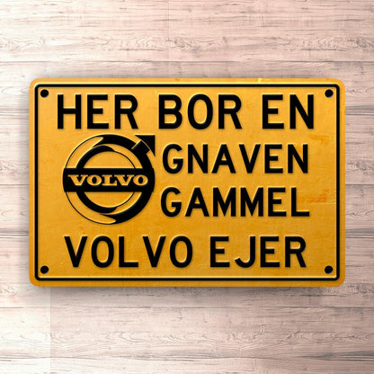 Volvo Her Bor En Gnaven Gammel Volvo Ejer Skilte, Musemåtte, Dørmåtte , Plakat-Skilte-Volvo-Garage Culture Shop- garage - man cave - merchandise