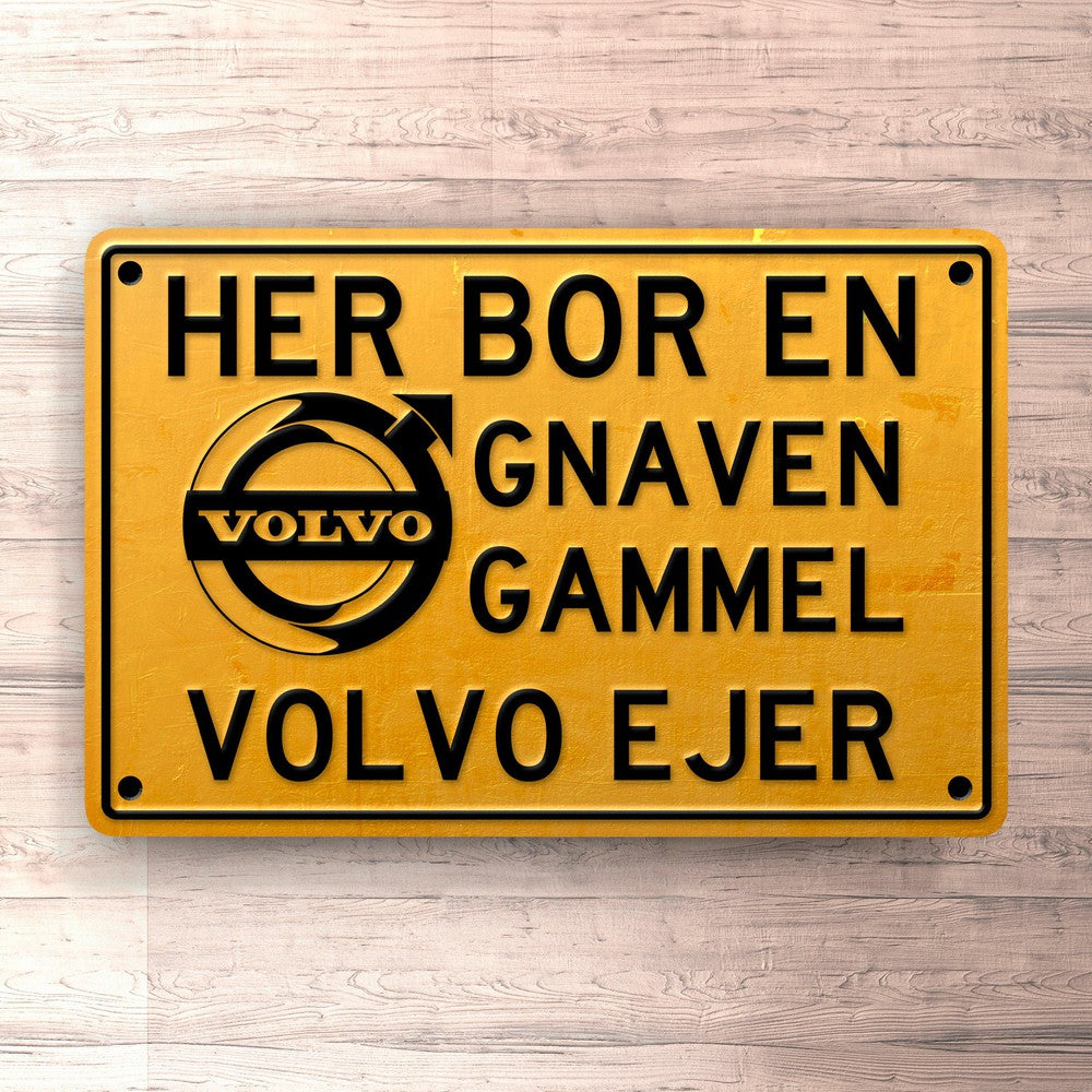 Volvo Her Bor En Gnaven Gammel Volvo Ejer Skilte, Musemåtte, Dørmåtte-Skilte-Volvo-Garage Culture Shop- garage - man cave - merchandise