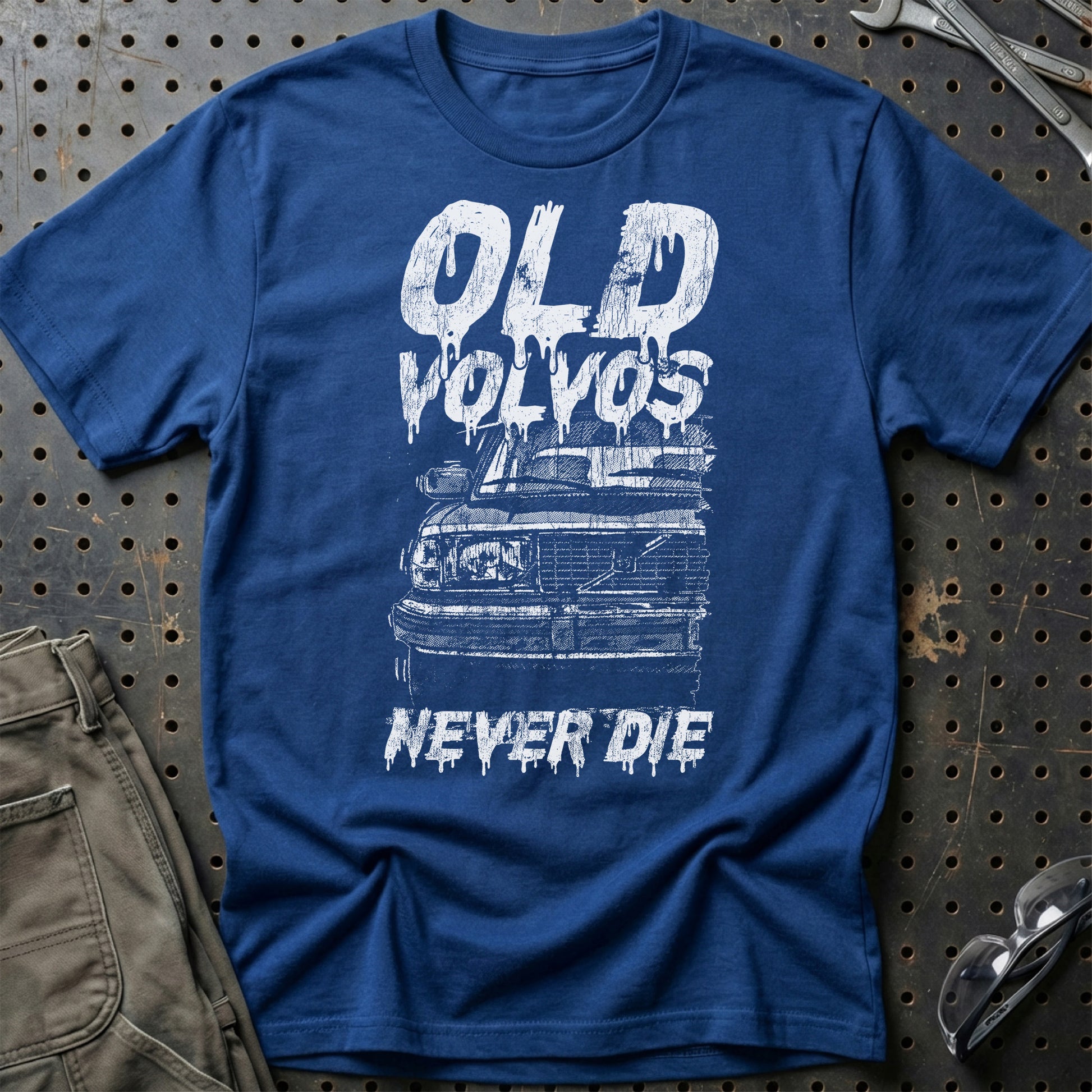 Volvo Old Volvos Never Die Volvo 240 Early 80s Model Unisex T-Shirt , Bomuld-Beklædning-Volvo-Blå Royal-S-Garage Culture Shop- garage - man cave - merchandise