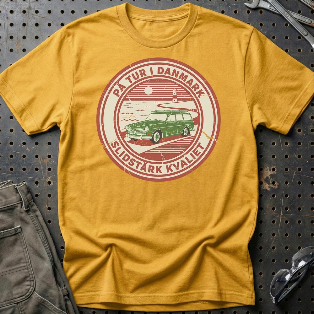 Volvo På Tur I Danmark Slidstærk Kvalitet T-Shirt-Beklædning-Volvo-Guld-S-Garage Culture Shop- garage - man cave - merchandise