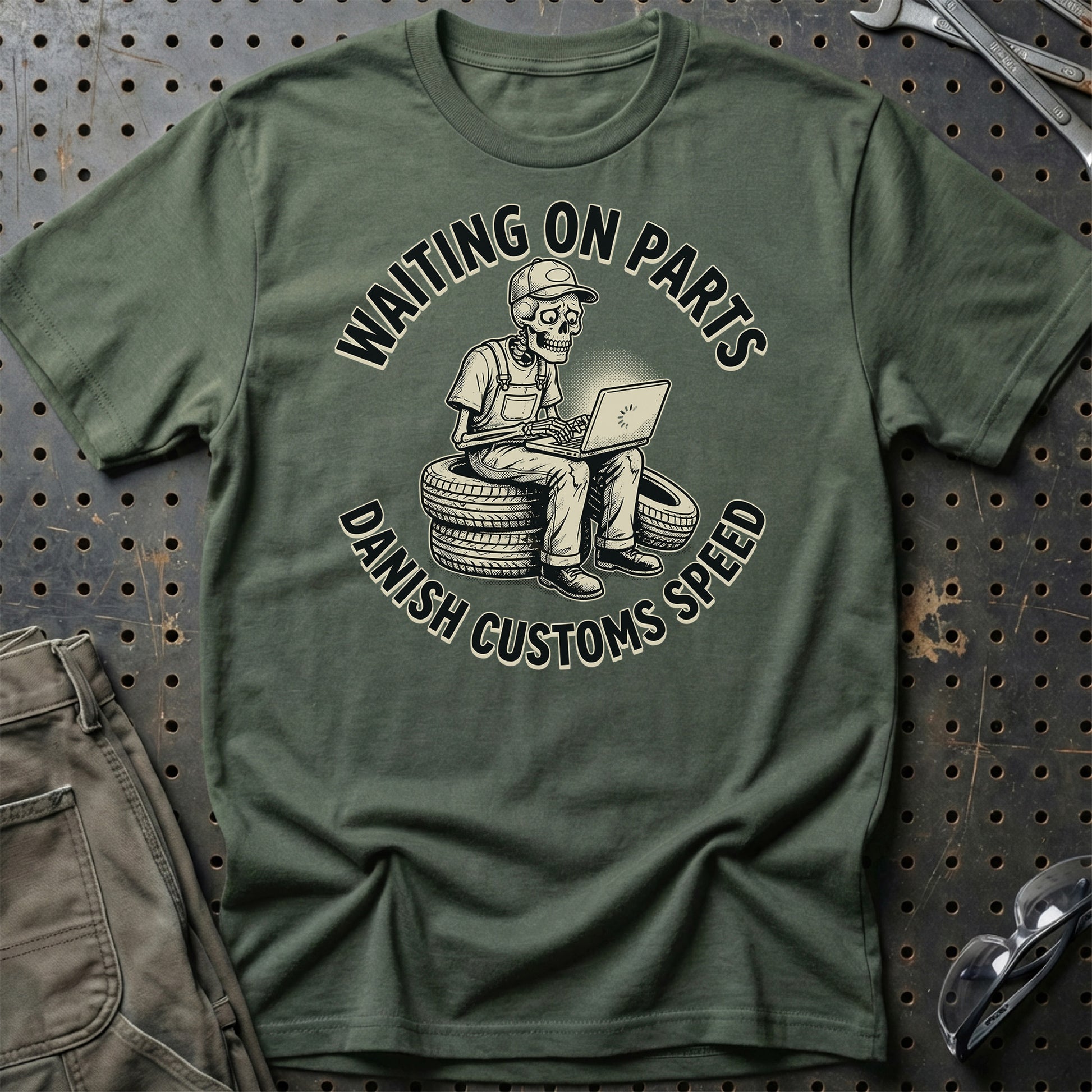 Waiting on Parts – Danish Garage Life - Unisex T-Shirt , Bomuld-Beklædning-Garage Culture-Grøn Militær-S-Garage Culture Shop- garage - man cave - merchandise