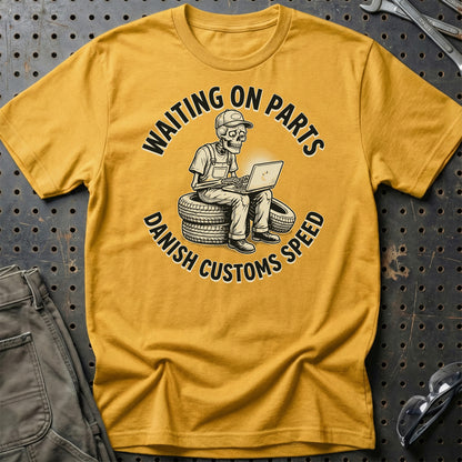 Waiting on Parts – Danish Garage Life - Unisex T-Shirt , Bomuld-Beklædning-Garage Culture-Guld-S-Garage Culture Shop- garage - man cave - merchandise