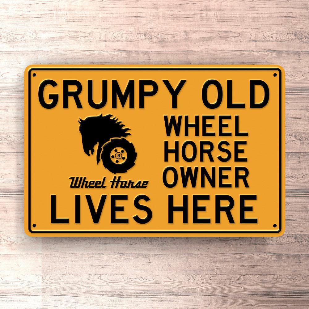 Wheel Horse Grumpy Old Wheel Horse Owner Lives Here Skilte, Musemåtte, Dørmåtte-Skilte-Wheel Horse-Garage Culture Shop- garage - man cave - merchandise