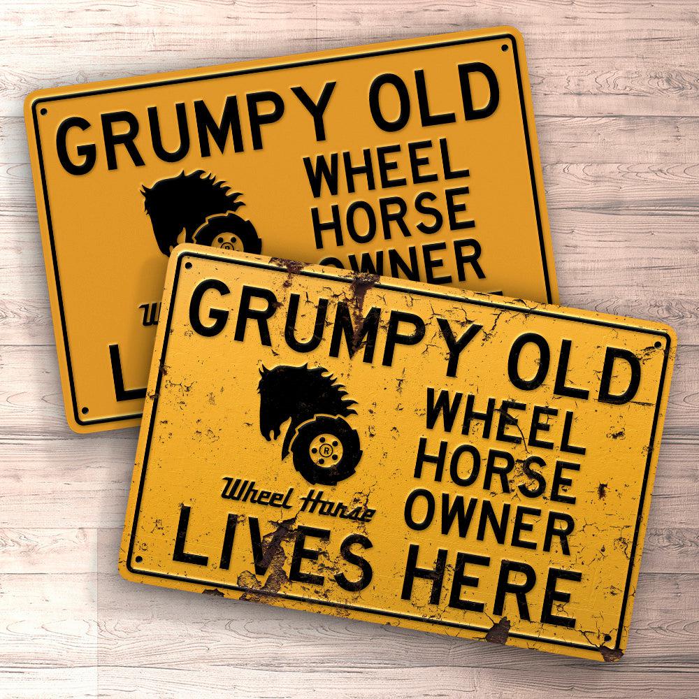 Wheel Horse Grumpy Old Wheel Horse Owner Lives Here Skilte, Musemåtte, Dørmåtte-Skilte-Wheel Horse-Garage Culture Shop- garage - man cave - merchandise