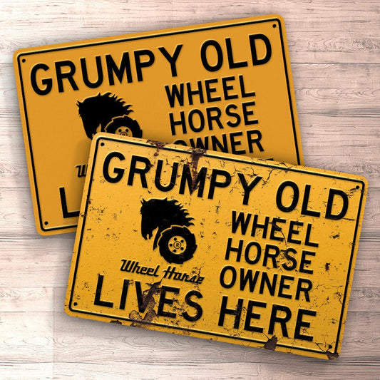 Wheel Horse Grumpy Old Wheel Horse Owner Lives Here Skilte, Musemåtte, Dørmåtte-Skilte-Wheel Horse-Garage Culture Shop- garage - man cave - merchandise