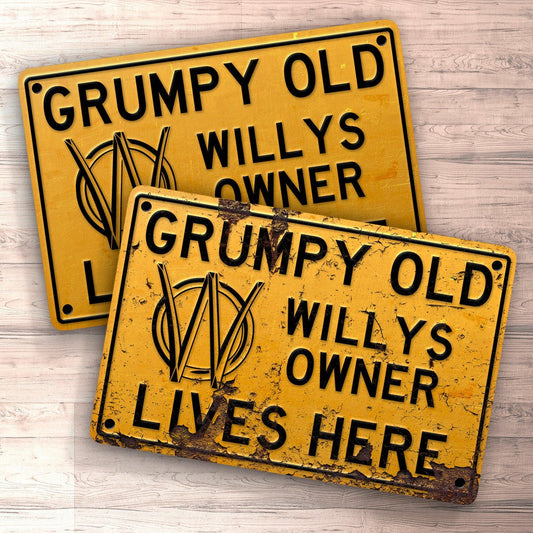 Willys Grumpy Old Willys Owner Lives Here Skilte, Musemåtte, Dørmåtte , Plakat-Skilte-Willys-Garage Culture Shop- garage - man cave - merchandise