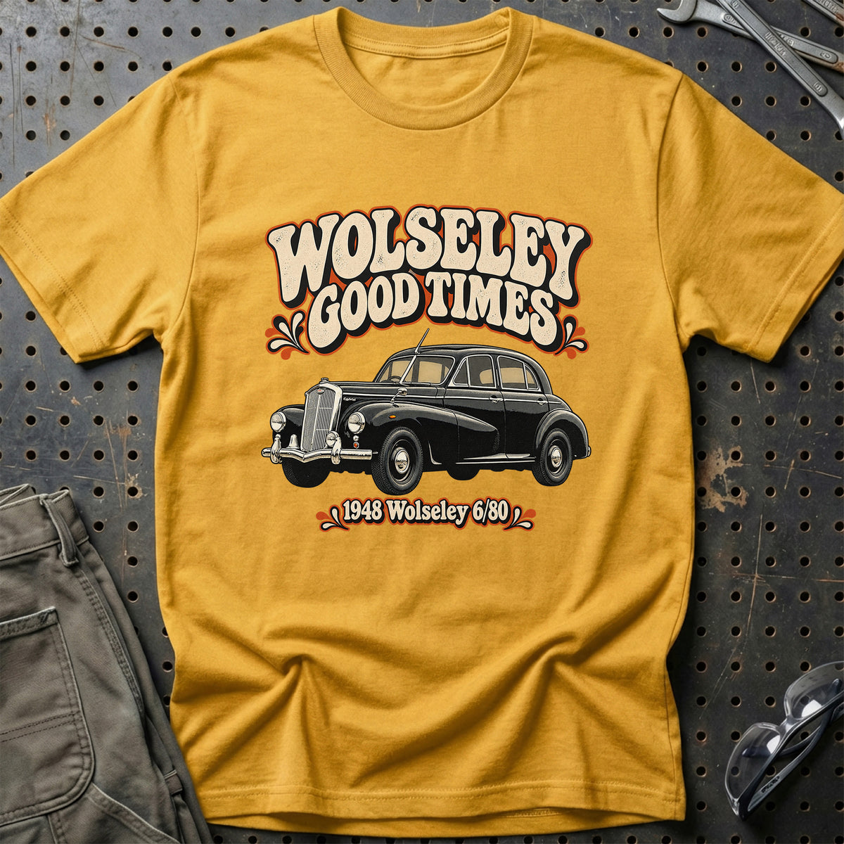 
Wolseley 6-80 1948 – Wolseley Good Times T-Shirt – Guld