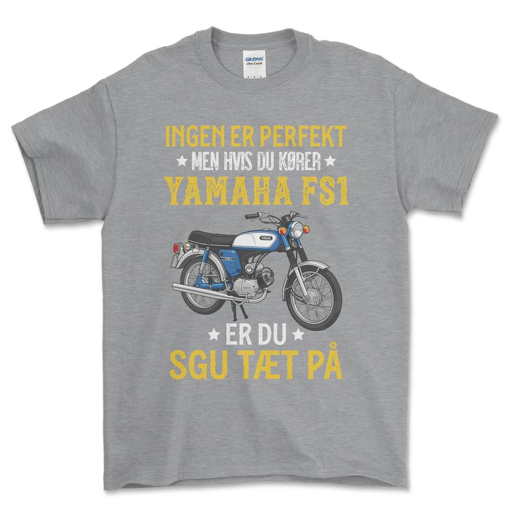 Yamaha Fs1 Ingen Er Perfekt Men Hvis Du Kører Yamaha Fs1 Er Du Sgu Tæt På Unisex T-Shirt , Bomuld-Beklædning-Yamaha-Grå Sport-S-Forside-Garage Culture Shop- garage - man cave - merchandise