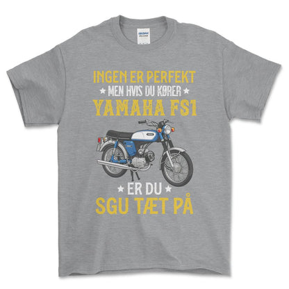 Yamaha Fs1 Ingen Er Perfekt Men Hvis Du Kører Yamaha Fs1 Er Du Sgu Tæt På Unisex T-Shirt , Bomuld-Beklædning-Yamaha-Grå Sport-S-Forside-Garage Culture Shop- garage - man cave - merchandise