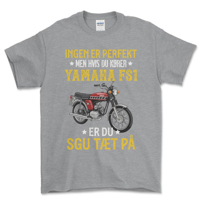 Yamaha Fs1 Ingen Er Perfekt Men Hvis Du Kører Yamaha Fs1 Er Du Sgu Tæt På Unisex T-Shirt , Bomuld-Beklædning-Yamaha-Grå Sport-S-Forside-Garage Culture Shop- garage - man cave - merchandise
