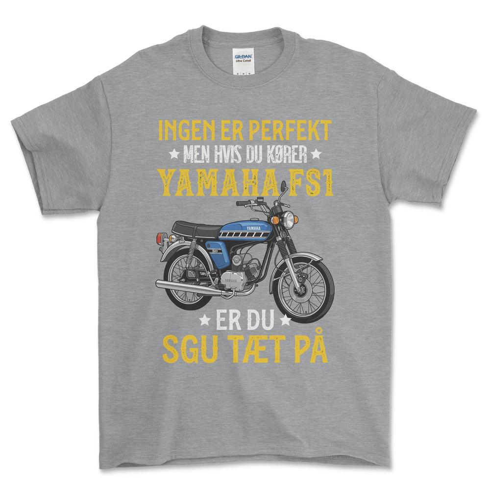 Yamaha Fs1 Ingen Er Perfekt Men Hvis Du Kører Yamaha Fs1 Er Du Sgu Tæt På Unisex T-Shirt , Bomuld-Beklædning-Yamaha-Grå Sport-S-Forside-Garage Culture Shop- garage - man cave - merchandise