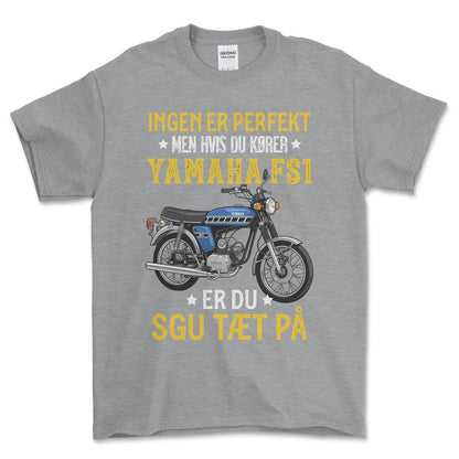 Yamaha Fs1 Ingen Er Perfekt Men Hvis Du Kører Yamaha Fs1 Er Du Sgu Tæt På Unisex T-Shirt , Bomuld-Beklædning-Yamaha-Grå Sport-S-Forside-Garage Culture Shop- garage - man cave - merchandise
