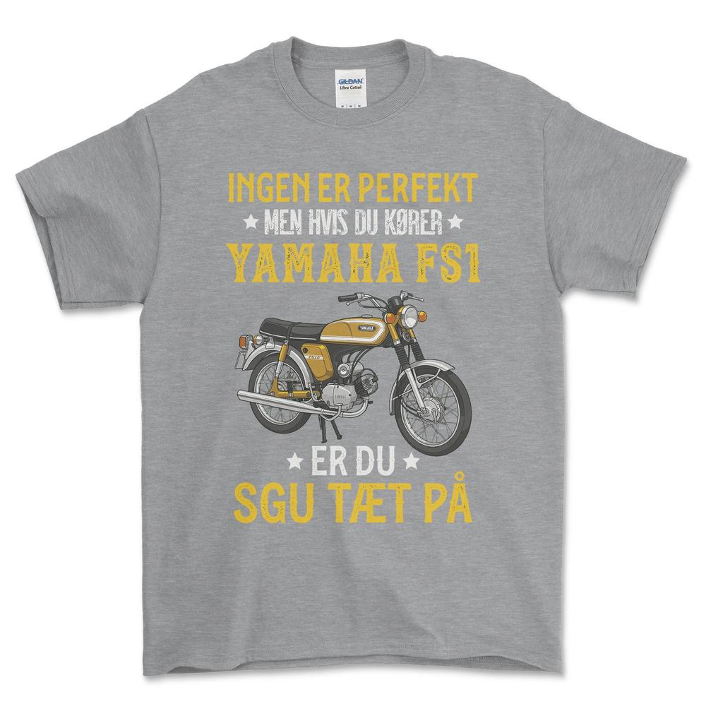 Yamaha Fs1 Ingen Er Perfekt Men Hvis Du Kører Yamaha Fs1 Er Du Sgu Tæt På Unisex T-Shirt , Bomuld-Beklædning-Yamaha-Grå Sport-S-Forside-Garage Culture Shop- garage - man cave - merchandise