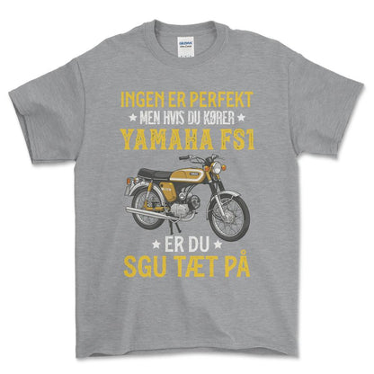 Yamaha Fs1 Ingen Er Perfekt Men Hvis Du Kører Yamaha Fs1 Er Du Sgu Tæt På Unisex T-Shirt , Bomuld-Beklædning-Yamaha-Grå Sport-S-Forside-Garage Culture Shop- garage - man cave - merchandise