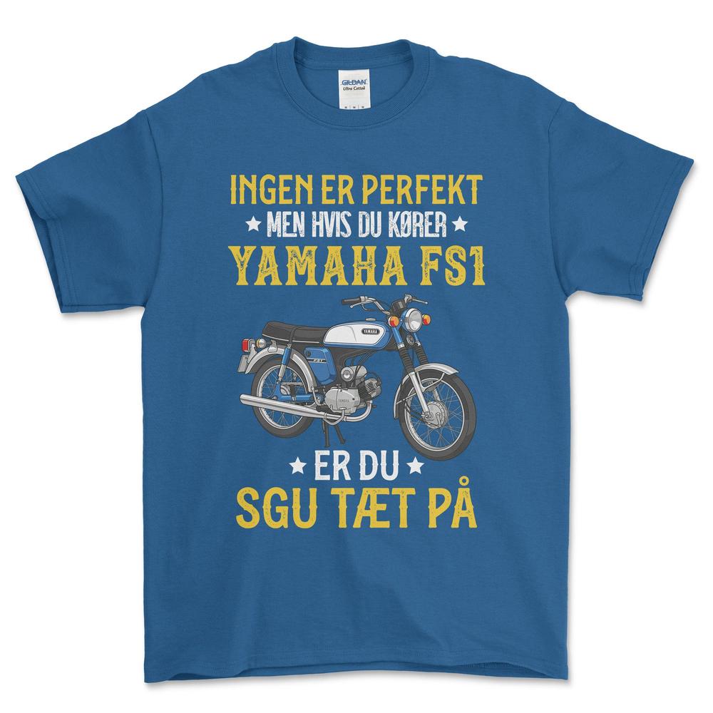 Yamaha Fs1 Ingen Er Perfekt Men Hvis Du Kører Yamaha Fs1 Er Du Sgu Tæt På Unisex T-Shirt , Bomuld-Beklædning-Yamaha-Blå Royal-S-Forside-Garage Culture Shop- garage - man cave - merchandise