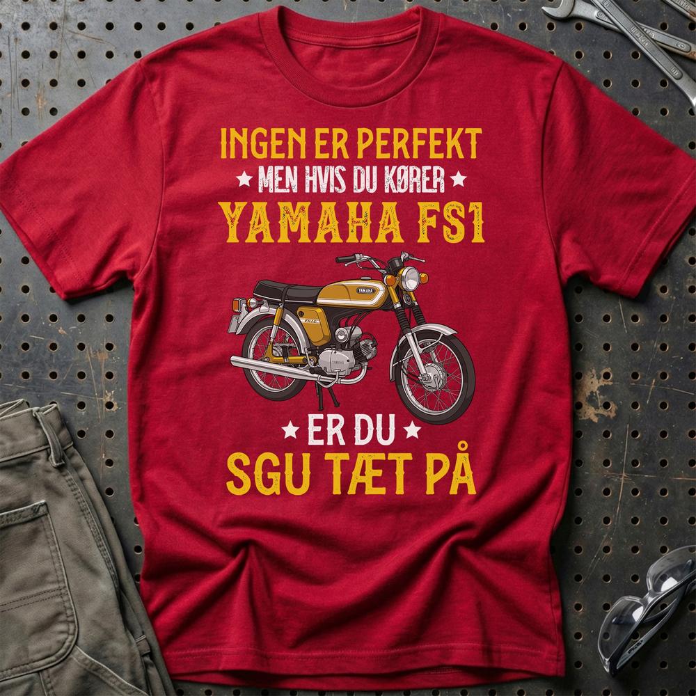 Yamaha Fs1 Ingen Er Perfekt Men Hvis Du Kører Yamaha Fs1 Er Du Sgu Tæt På Unisex T-Shirt , Bomuld-Beklædning-Yamaha-Rød-S-Garage Culture Shop- garage - man cave - merchandise