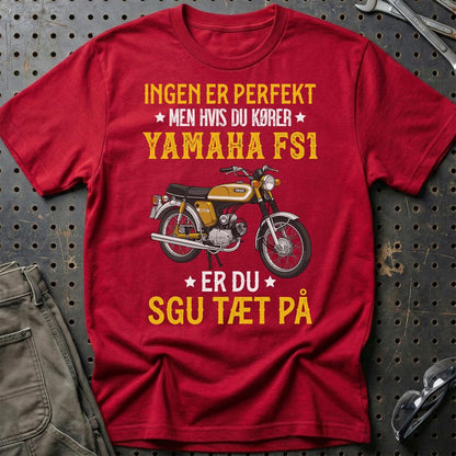 Yamaha Fs1 Ingen Er Perfekt Men Hvis Du Kører Yamaha Fs1 Er Du Sgu Tæt På Unisex T-Shirt , Bomuld-Beklædning-Yamaha-Rød-S-Garage Culture Shop- garage - man cave - merchandise