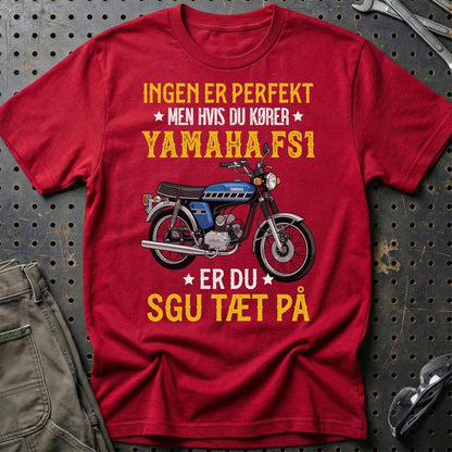 Yamaha Fs1 Ingen Er Perfekt Men Hvis Du Kører Yamaha Fs1 Er Du Sgu Tæt På Unisex T-Shirt , Bomuld-Beklædning-Yamaha-Rød-S-Garage Culture Shop- garage - man cave - merchandise