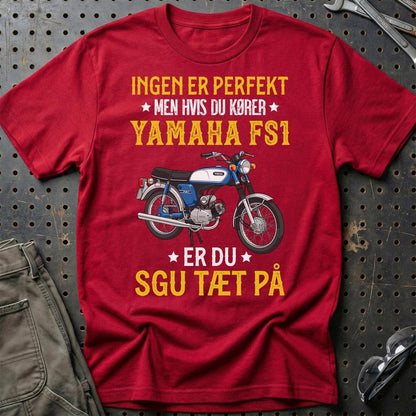 Yamaha Fs1 Ingen Er Perfekt Men Hvis Du Kører Yamaha Fs1 Er Du Sgu Tæt På Unisex T-Shirt , Bomuld-Beklædning-Yamaha-Rød-S-Garage Culture Shop- garage - man cave - merchandise