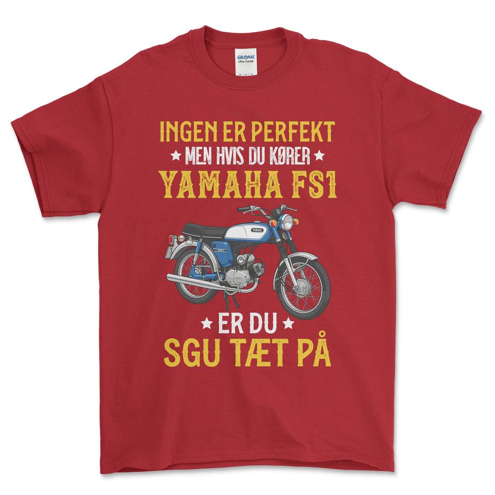 Yamaha Fs1 Ingen Er Perfekt Men Hvis Du Kører Yamaha Fs1 Er Du Sgu Tæt På Unisex T-Shirt , Bomuld-Beklædning-Yamaha-Rød-S-Forside-Garage Culture Shop- garage - man cave - merchandise