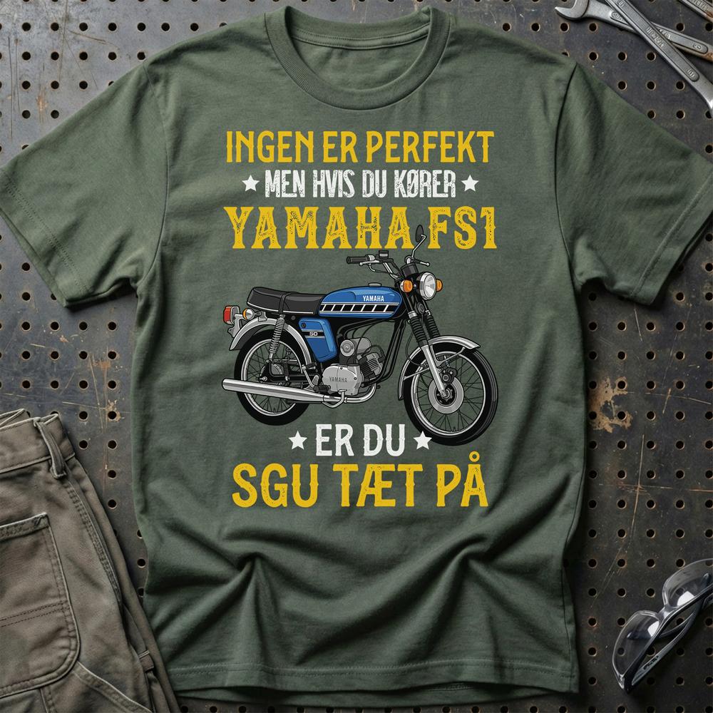 Yamaha Fs1 Ingen Er Perfekt Men Hvis Du Kører Yamaha Fs1 Er Du Sgu Tæt På Unisex T-Shirt , Bomuld-Beklædning-Yamaha-Grøn-S-Garage Culture Shop- garage - man cave - merchandise