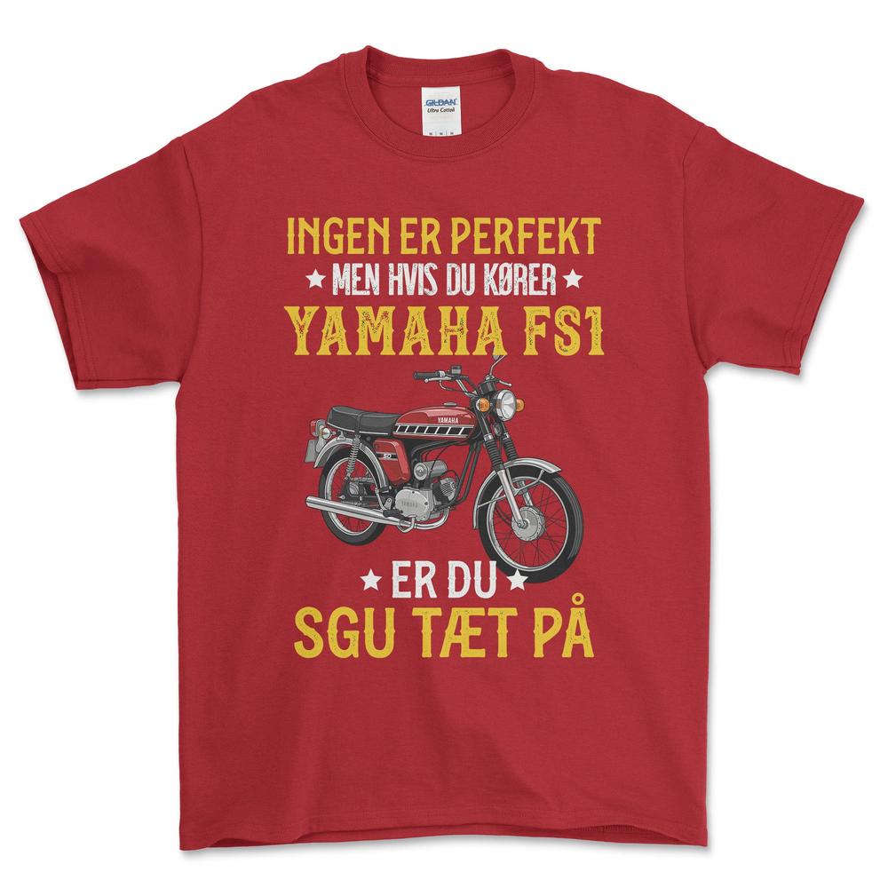 Yamaha Fs1 Ingen Er Perfekt Men Hvis Du Kører Yamaha Fs1 Er Du Sgu Tæt På Unisex T-Shirt , Bomuld-Beklædning-Yamaha-Rød-S-Forside-Garage Culture Shop- garage - man cave - merchandise