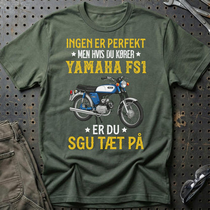 Yamaha Fs1 Ingen Er Perfekt Men Hvis Du Kører Yamaha Fs1 Er Du Sgu Tæt På Unisex T-Shirt , Bomuld-Beklædning-Yamaha-Grøn Militær-S-Garage Culture Shop- garage - man cave - merchandise