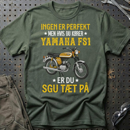 Yamaha Fs1 Ingen Er Perfekt Men Hvis Du Kører Yamaha Fs1 Er Du Sgu Tæt På Unisex T-Shirt , Bomuld-Beklædning-Yamaha-Grøn Militær-S-Garage Culture Shop- garage - man cave - merchandise