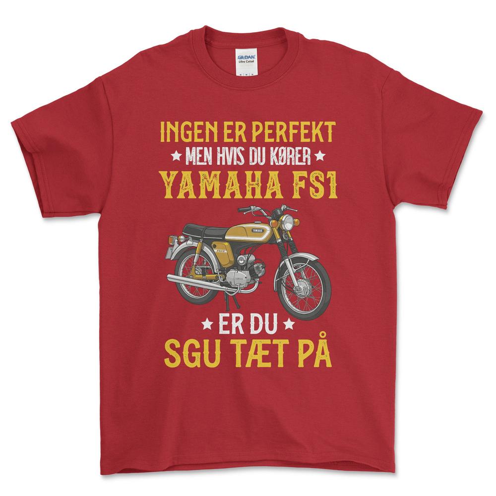 Yamaha Fs1 Ingen Er Perfekt Men Hvis Du Kører Yamaha Fs1 Er Du Sgu Tæt På Unisex T-Shirt , Bomuld-Beklædning-Yamaha-Rød-S-Forside-Garage Culture Shop- garage - man cave - merchandise