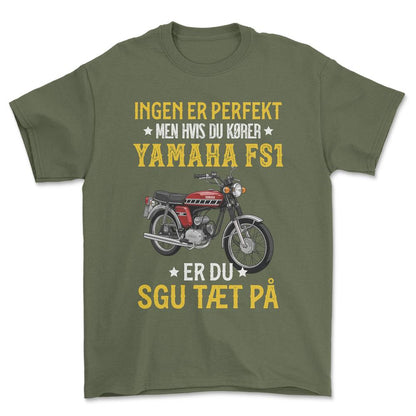 Yamaha Fs1 Ingen Er Perfekt Men Hvis Du Kører Yamaha Fs1 Er Du Sgu Tæt På Unisex T-Shirt , Bomuld-Beklædning-Yamaha-Grøn Militær-S-Forside-Garage Culture Shop- garage - man cave - merchandise