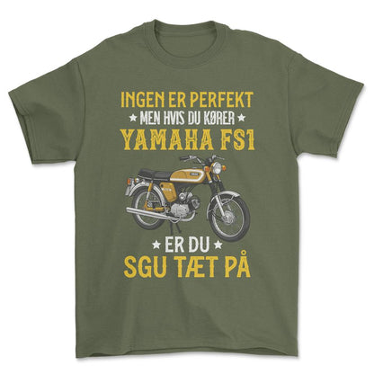 Yamaha Fs1 Ingen Er Perfekt Men Hvis Du Kører Yamaha Fs1 Er Du Sgu Tæt På Unisex T-Shirt , Bomuld-Beklædning-Yamaha-Grøn Militær-S-Forside-Garage Culture Shop- garage - man cave - merchandise