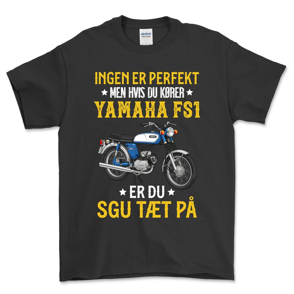 Yamaha Fs1 Ingen Er Perfekt Men Hvis Du Kører Yamaha Fs1 Er Du Sgu Tæt På Unisex T-Shirt , Bomuld-Beklædning-Yamaha-Sort-S-Forside-Garage Culture Shop- garage - man cave - merchandise