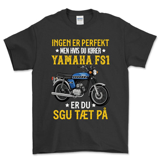 Yamaha Fs1 Ingen Er Perfekt Men Hvis Du Kører Yamaha Fs1 Er Du Sgu Tæt På Unisex T-Shirt , Bomuld-Beklædning-Yamaha-Sort-S-Forside-Garage Culture Shop- garage - man cave - merchandise