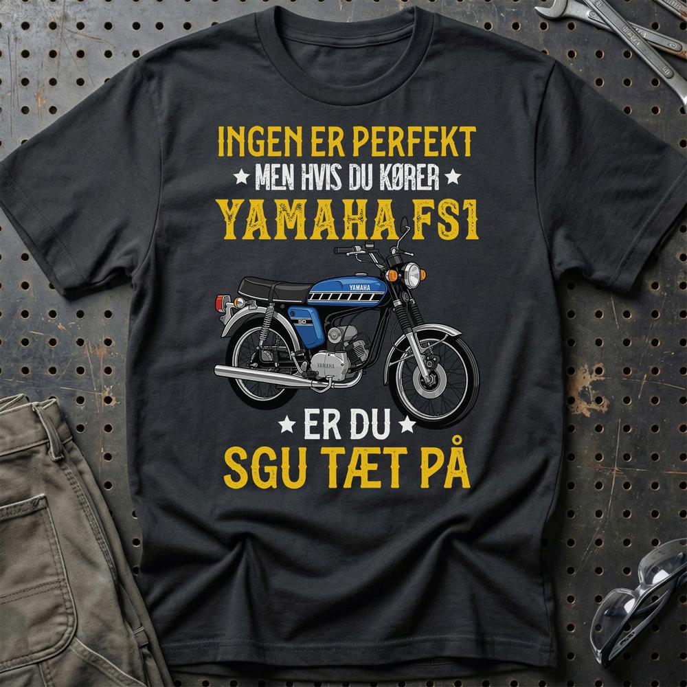 Yamaha Fs1 Ingen Er Perfekt Men Hvis Du Kører Yamaha Fs1 Er Du Sgu Tæt På Unisex T-Shirt , Bomuld-Beklædning-Yamaha-Sort-S-Garage Culture Shop- garage - man cave - merchandise