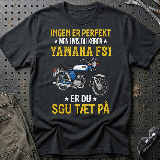 Yamaha Fs1 Ingen Er Perfekt Men Hvis Du Kører Yamaha Fs1 Er Du Sgu Tæt På Unisex T-Shirt , Bomuld-Beklædning-Yamaha-Sort-S-Garage Culture Shop- garage - man cave - merchandise