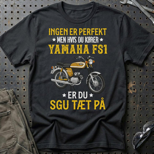 Yamaha Fs1 Ingen Er Perfekt Men Hvis Du Kører Yamaha Fs1 Er Du Sgu Tæt På Unisex T-Shirt , Bomuld-Beklædning-Yamaha-Sort-S-Garage Culture Shop- garage - man cave - merchandise