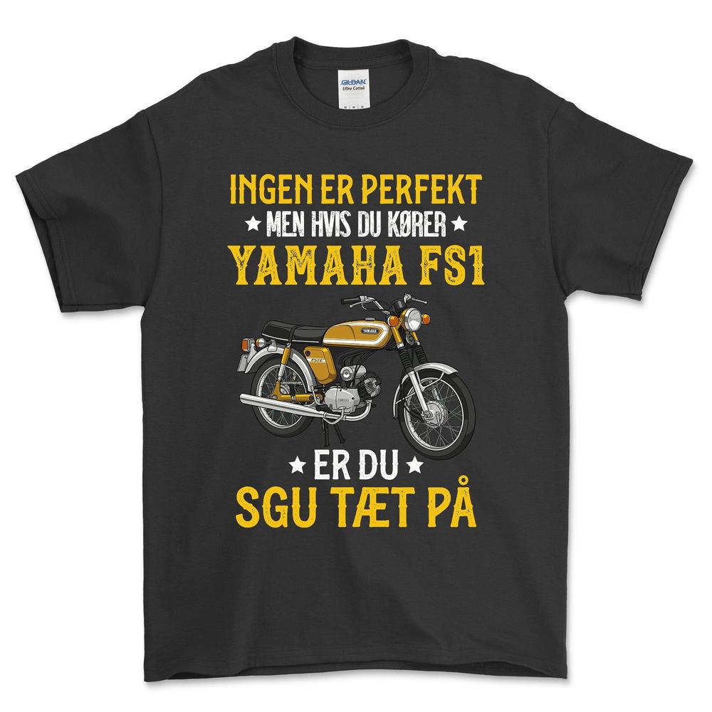 Yamaha Fs1 Ingen Er Perfekt Men Hvis Du Kører Yamaha Fs1 Er Du Sgu Tæt På Unisex T-Shirt , Bomuld-Beklædning-Yamaha-Sort-S-Forside-Garage Culture Shop- garage - man cave - merchandise