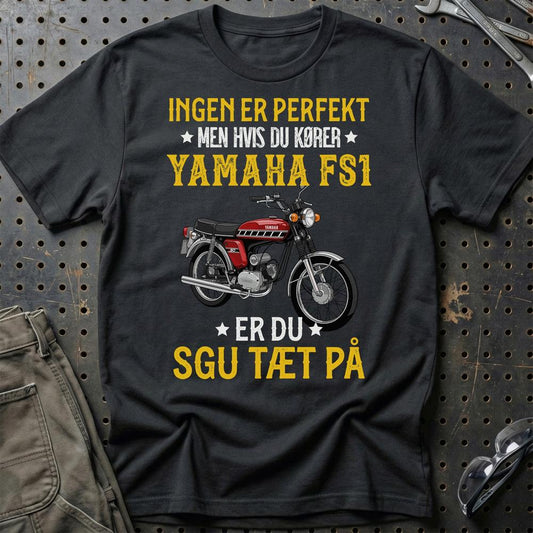 Yamaha Fs1 Ingen Er Perfekt Men Hvis Du Kører Yamaha Fs1 Er Du Sgu Tæt På Unisex T-Shirt , Bomuld-Beklædning-Yamaha-Sort-S-Garage Culture Shop- garage - man cave - merchandise